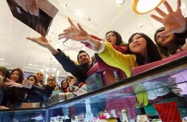 狂操骚气的屄中国人依然爱赴日旅游 消费已由爆买转向网购